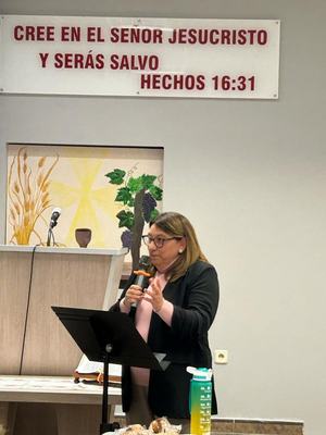Salud teaching at a Women's Conference